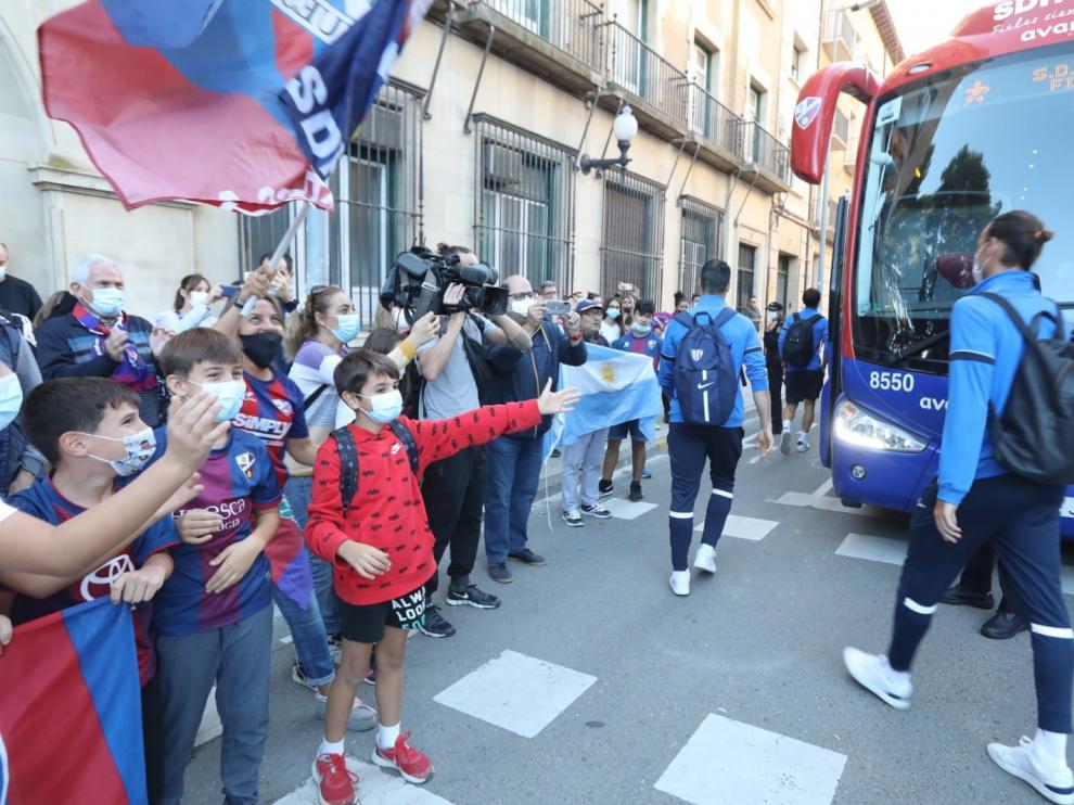 Imagen de la despedida de los aficionados a los jugadores del Huesca antes de viajar a Zaragoza.