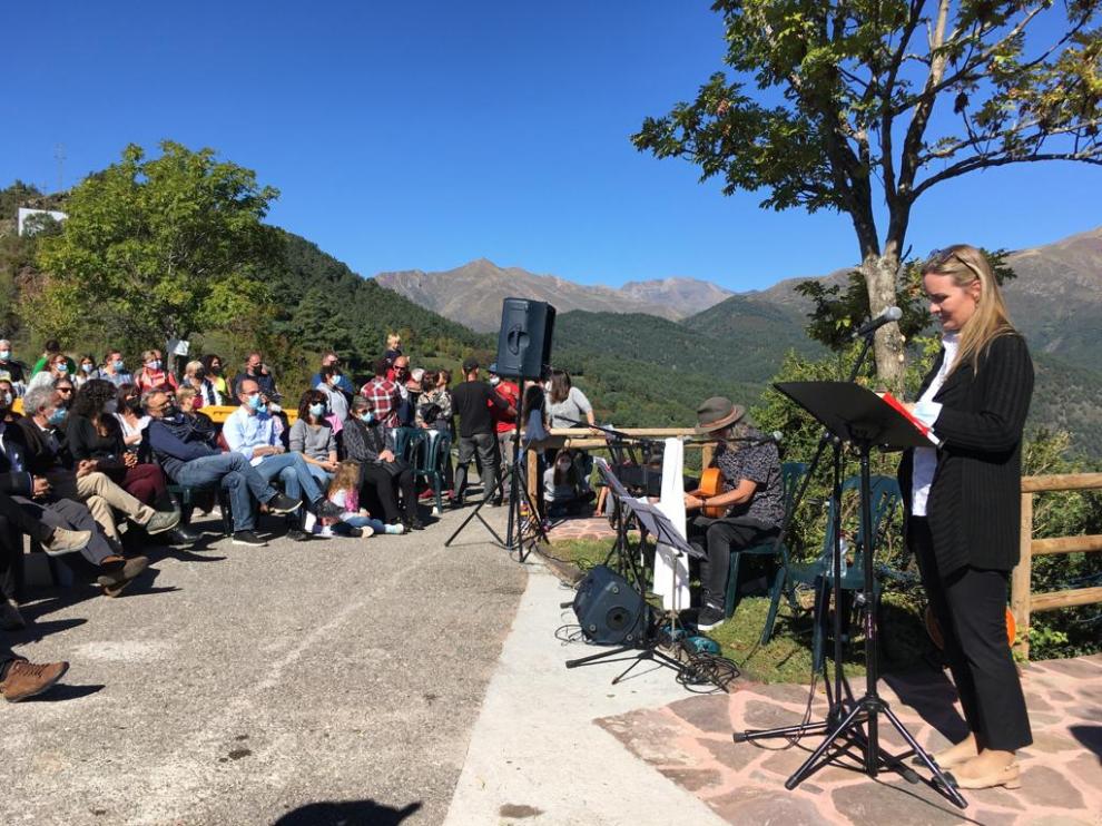 Vecinos, familiares, amigos y sanitarios acudieron al homenaje a Pau Donés en Montanuy.