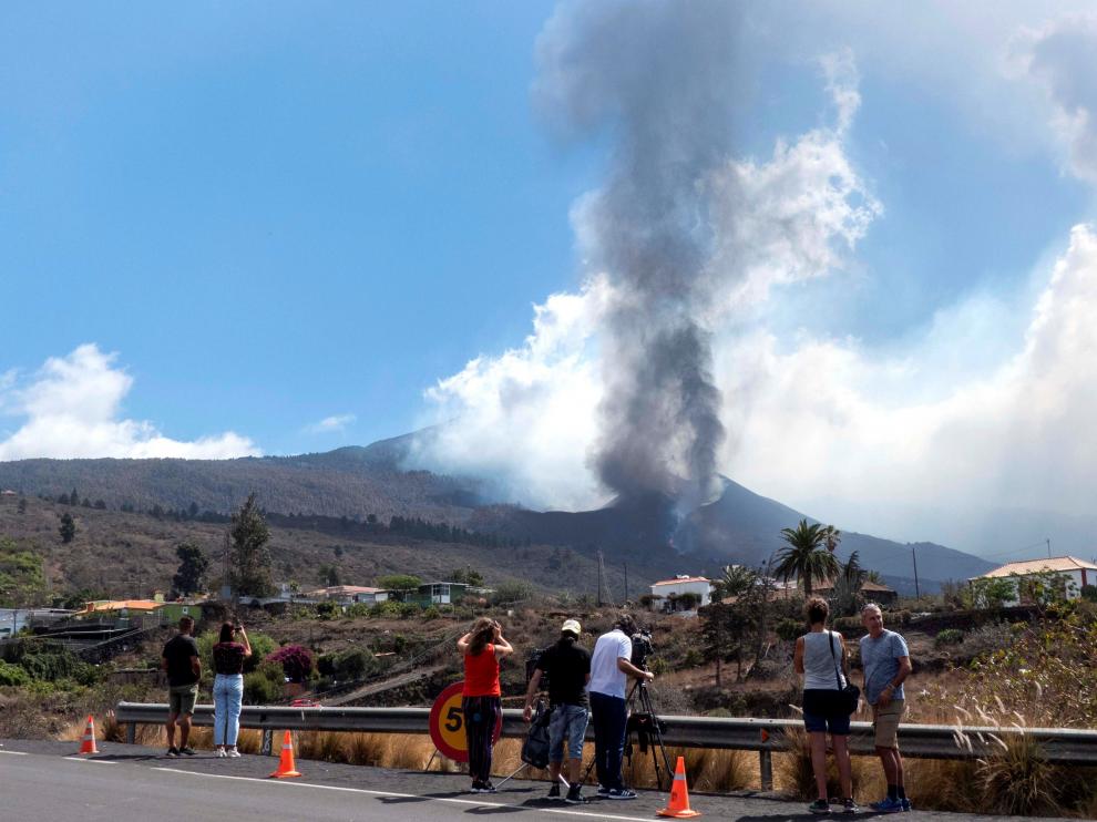 Vista de la erupción ayer desde la localidad de El Paso.