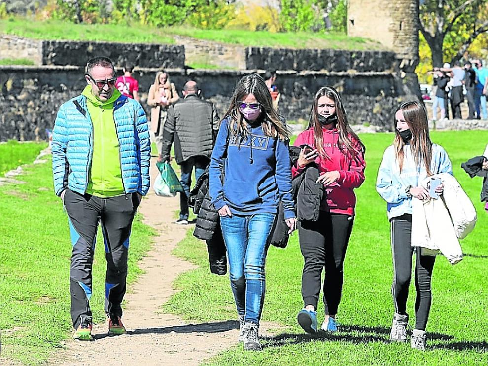 Turistas en los alrededores de la Ciudadela de Jaca este pasado fin de semana.