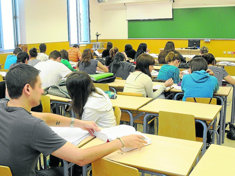 Estudiantes en un aula del campus de Huesca.