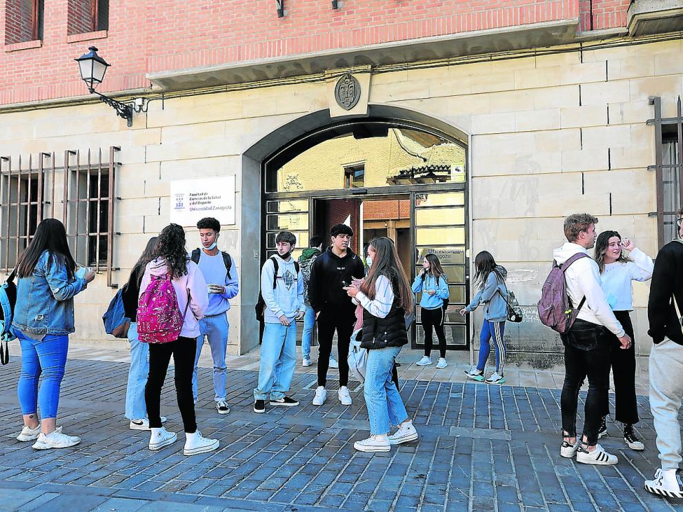 Alumnos de la Facultad de Ciencias de la Salud y el Deporte asisten a clase.