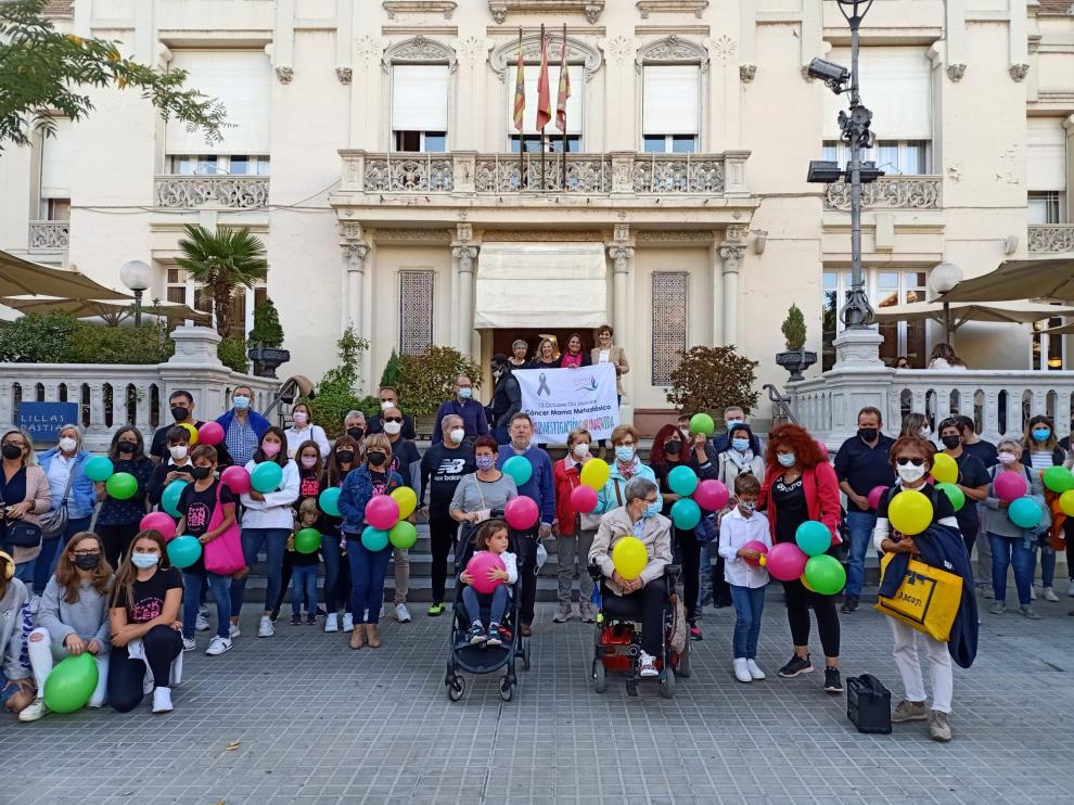 Concentración en la Plaza Navarra de Huesca en el Día Mundial del Cáncer de Mama Metastásico.