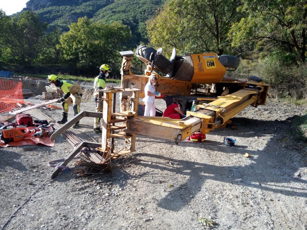 Liberación de un trabajador en Benasque que había quedado atrapado bajo la cabina.