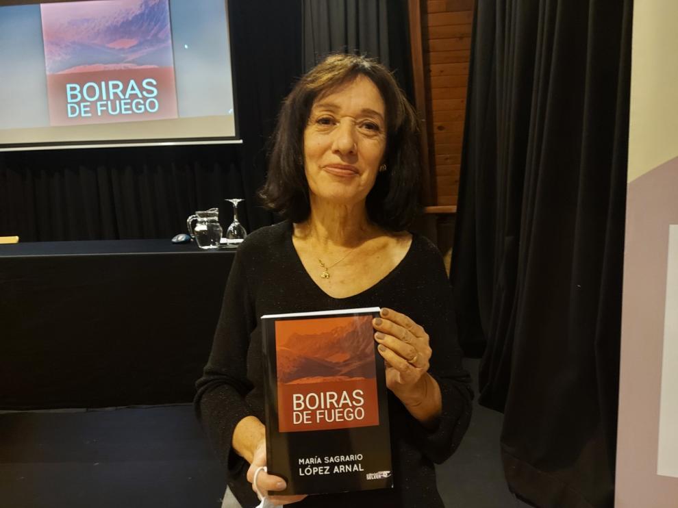 María Sagrario López Arnal presentó en Sabiñánigo su novela Boiras de fuego.