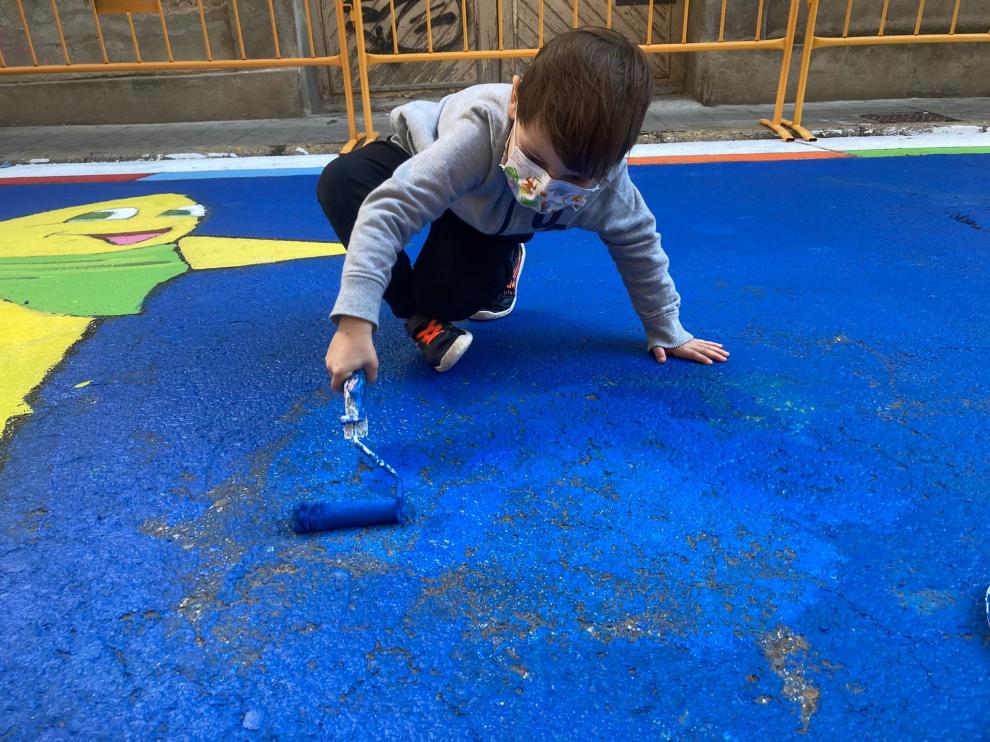 Miembros del Consejo de la Ciudad de las Niñas y los Niños pintando la calle Valentín Carderera.