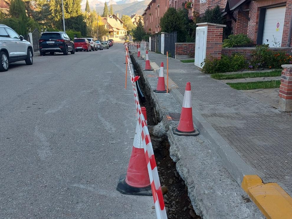 Obras en la red de abastecimiento en la urbanización Santa Lucía.