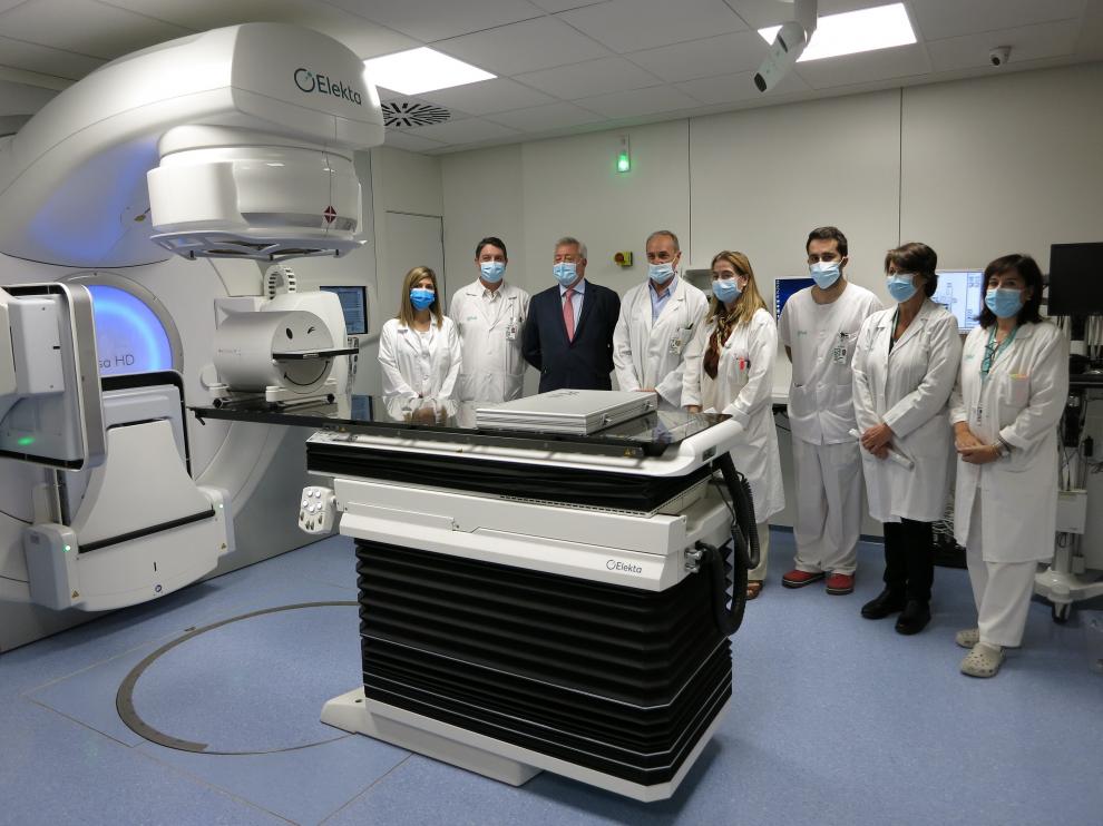 Profesionales y responsables del Hospital Miguel Servet de Zaragoza presentan el nuevo acelerador de electrones.