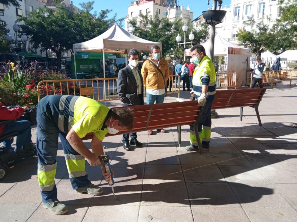 Sustitución de los bancos de Plaza de Navarra en Huesca.