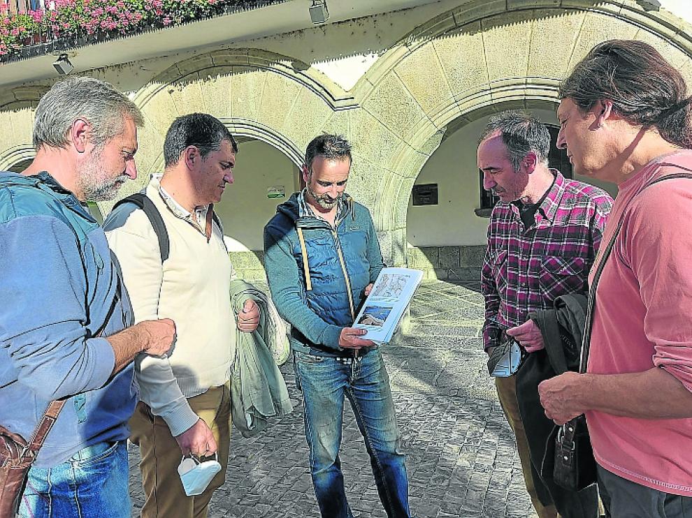 Palacín y Campillo, segundo y tercero por la izquierda, respectivamente, con otros miembros de CHA, este viernes en Biescas.