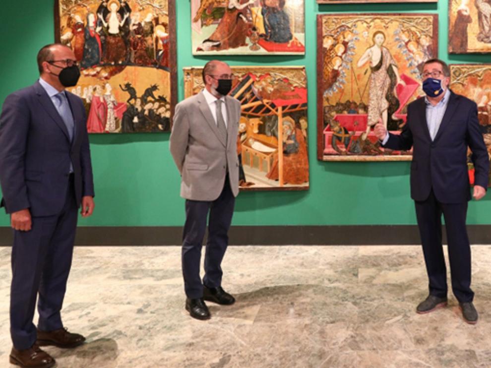 Javier Lambán, en el centro, inauguró el espacio de arte gótico del Museo de Zaragoza.