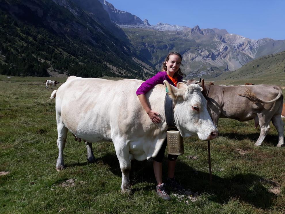 La ganadera de Viu de Linás Lorena Palacio, con una de sus vacas en el valle de Otal, en Bujaruelo.