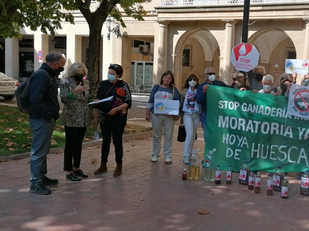 La subdelegada del Gobierno se acercó hasta los concentrados en la plaza Cervantes para escuchar sus reivindicaciones.