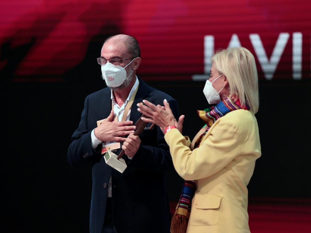 Javier Lambán en le momento de recoger el premio Manuel Marín.