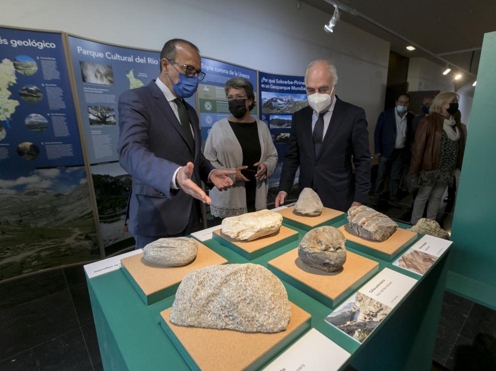 Felipe Faci, Marisancho Menjón y José Luis Rodrigo, visitan la exposición sobre Geoparques Mundiales.