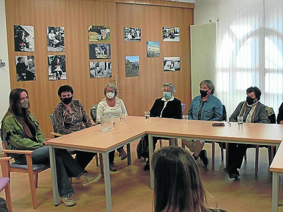 Participantes en la mesa redonda con protagonistas y descendientes de las fotografías de la exposición abierta ayer.