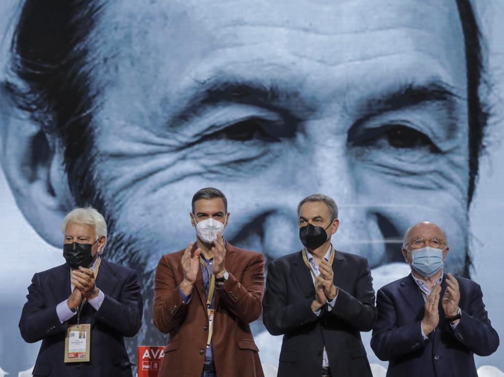 El expresidente del Gobierno, Felipe González; el presidente del Gobierno, Pedro Sánchez; el expresidente del Gobierno, José Luis Rodríguez Zapatero y el exvicepresidente de la Comisión Europea Joaquín Almunia.