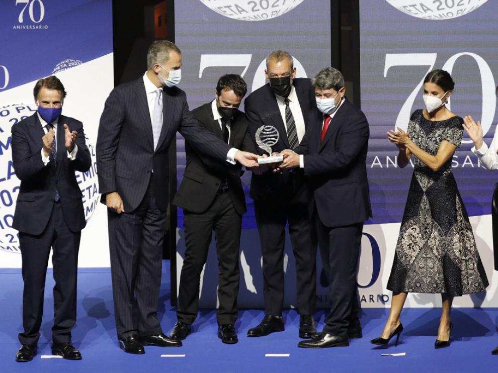 Ganadores y finalistas del Premio Planeta con los reyes.