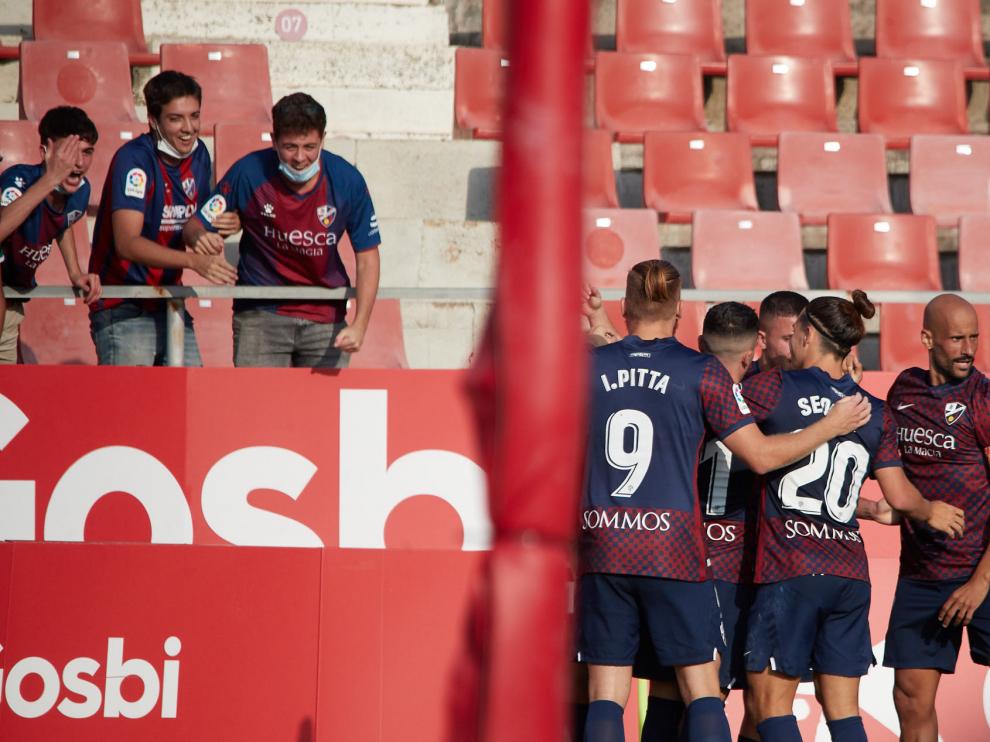 El Huesca celebra el primer gol, obra de Mateu.