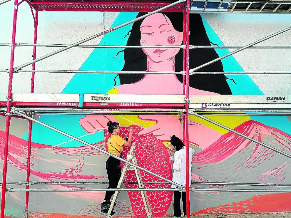 Un mural colectivo decora la plaza de Castelflorite.