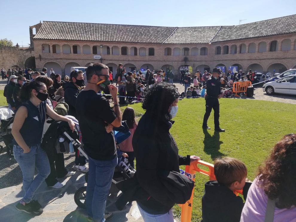 El público atiende una exhibición policial en el patio de armas de la Ciudadela.