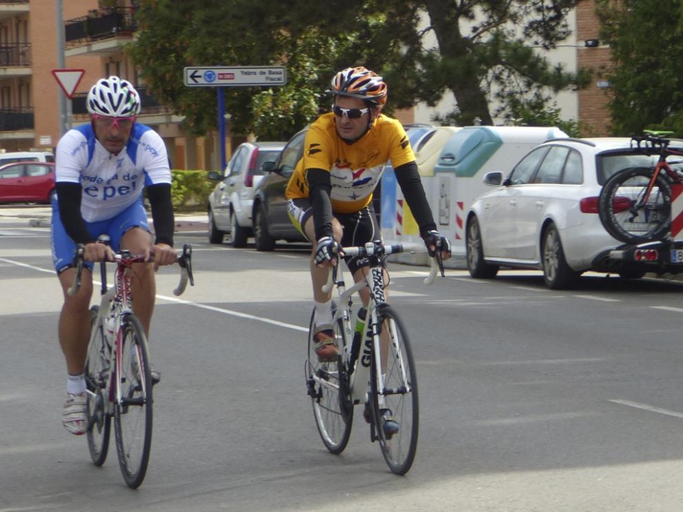 Dos deportistas circulan por las calles de Sabiñánigo, localidad con tradición ciclista.