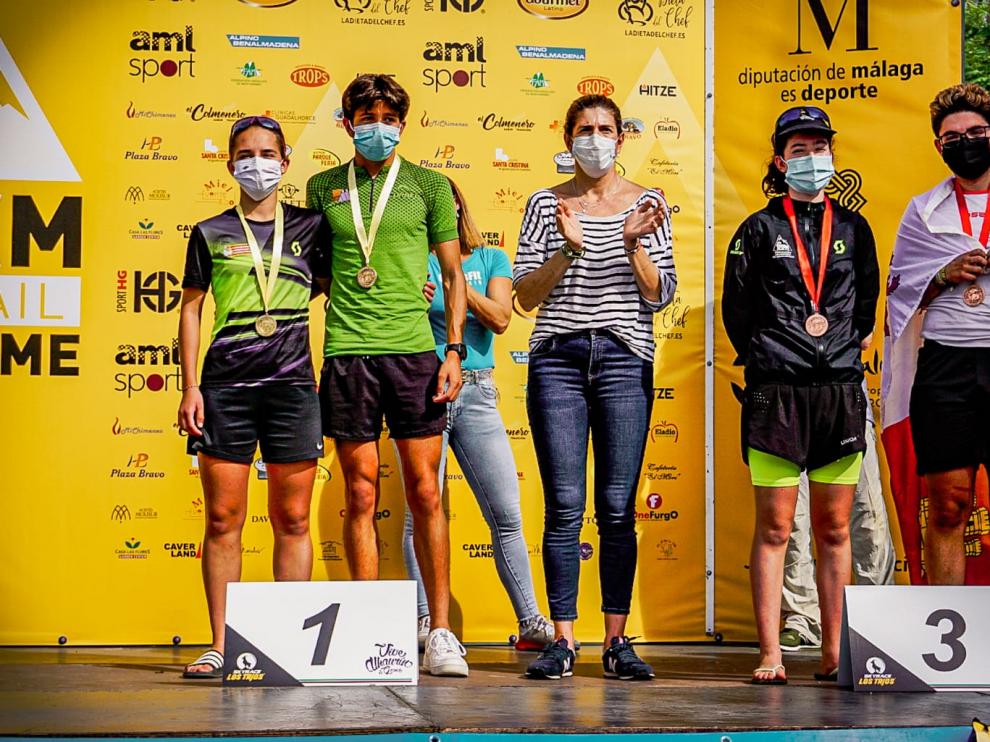 Podio de la copa en categoría juvenil, con Carrodilla Cabestre campeona