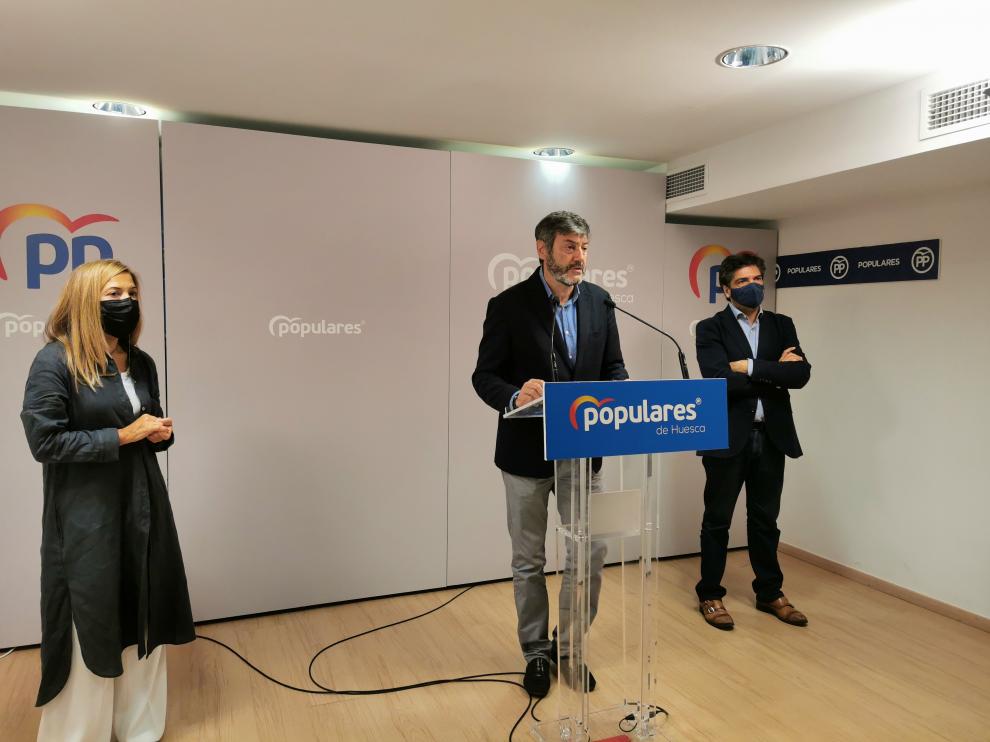 Ana Alós, Gerardo Oliván y Mario Garcés, en rueda de prensa.