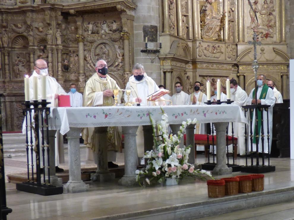 El obispo Ángel Pérez presidió la eucaristía en la Catedral de Barbastro.