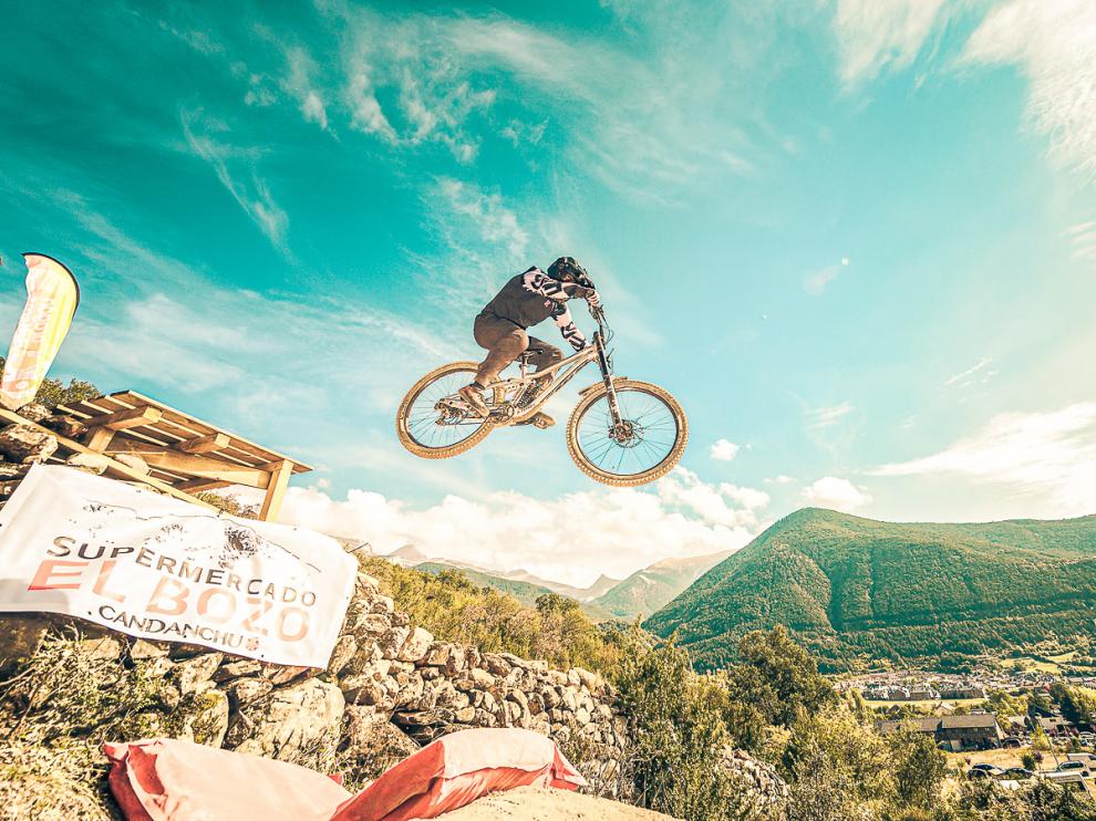 Jon Pardo, el ganador, en un espectacular salto a lo largo del recorrido.