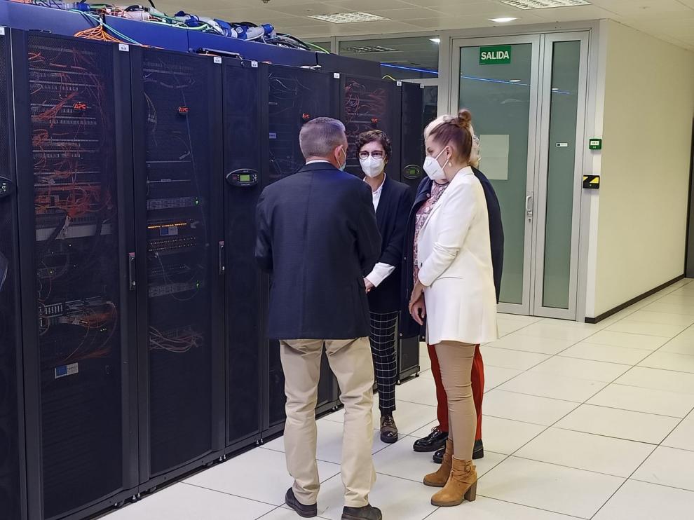 La consejera de Ciencia del Gobierno de Aragón, Maru Díaz, y la directora gerente de AST, Mayte Ortín, visitan el el “cerebro informático” de la administración autonómica