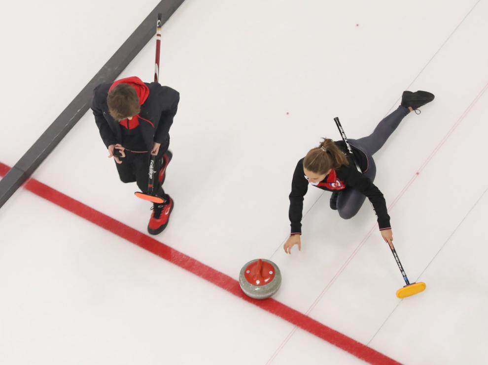 Alexei Palacín y Aurora Tesa, del equipo juvenil del Club Hielo Jaca, en un partido de la Liga Júnior de Dobles Mixtos.