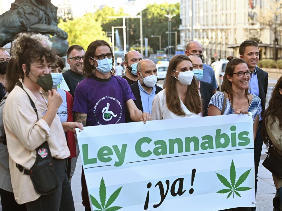 Íñigo Errejón junto a representantes de asociaciones que demandaban su legalización.