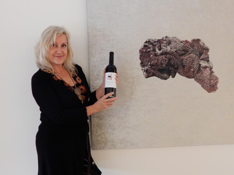 Imagen de la artista Charo Carrera, con la obra ganadora de la última edición de la Beca de Arte Enate.