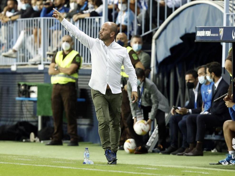 José Alberto López, en la banda de La Rosaleda durante el partido con el Real Zaragoza.