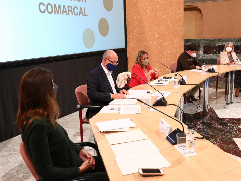 Mayte Pérez preside la reunión del Consejo de Cooperación Comarcal.