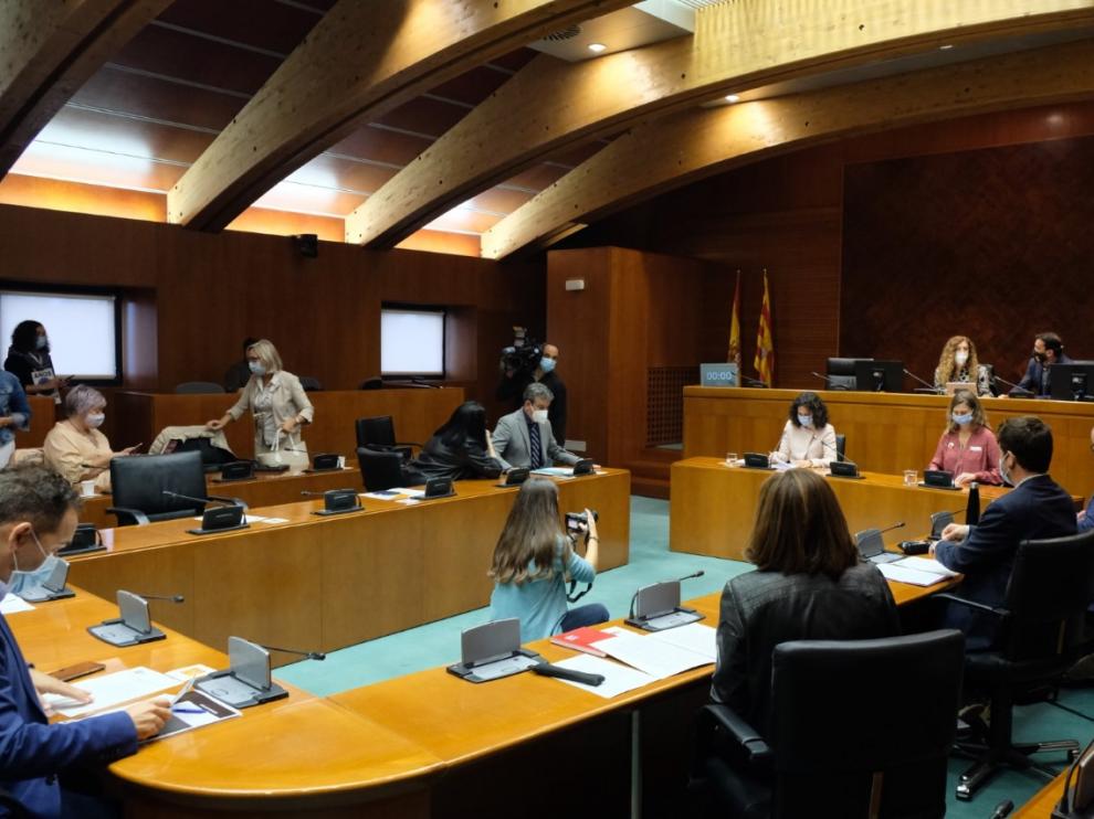 Las portavoces de Stepa, Olga Pérez y María Pilar Ramírez, en su intervención ayer en Las Cortes de Aragón.