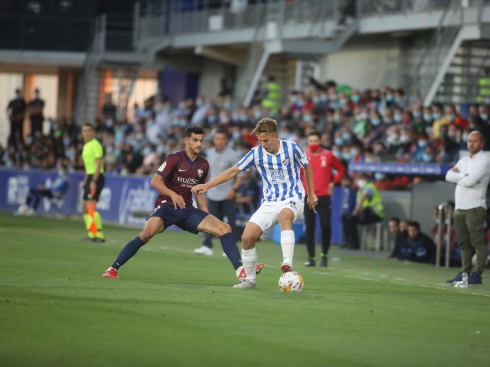 Florian Miguel presiona a Paulino.