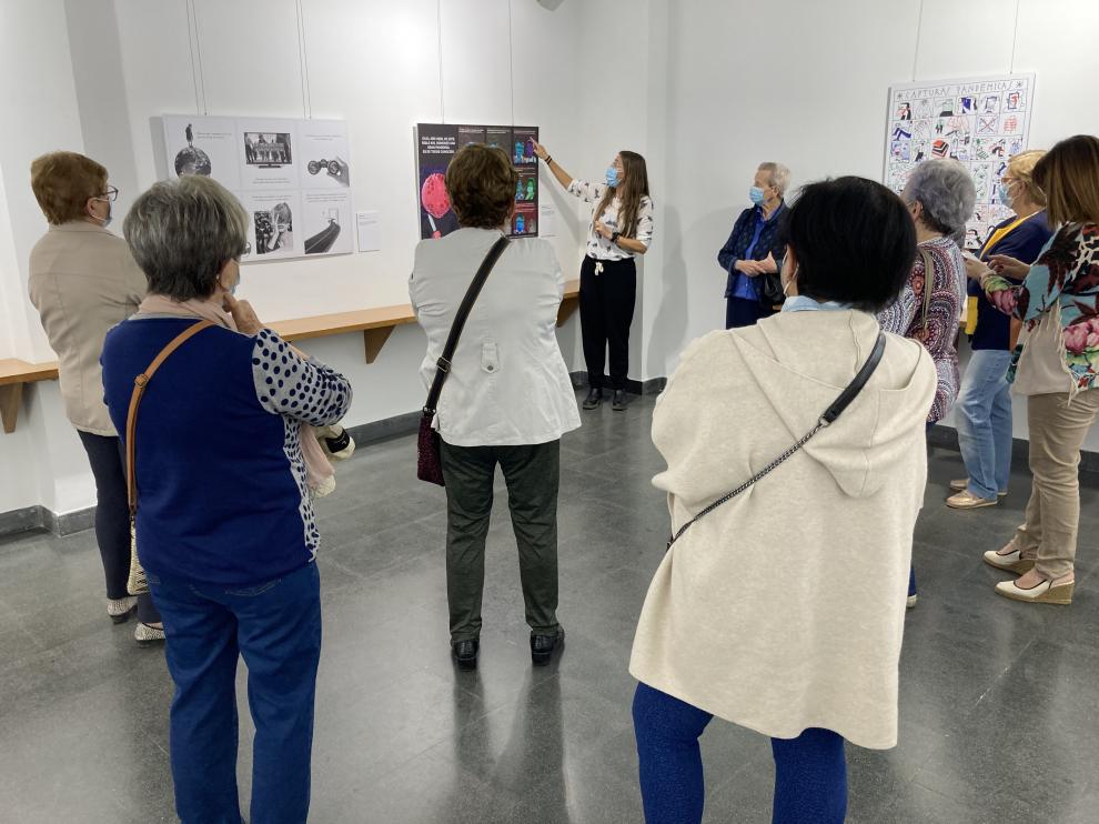 Silvia Arilla ofreció una visita guiada en la inauguración de la exposición.
