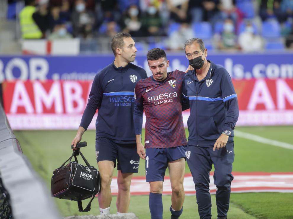 Joaquín Muñoz tuvo que dejar el Huesca-Málaga por lesión.