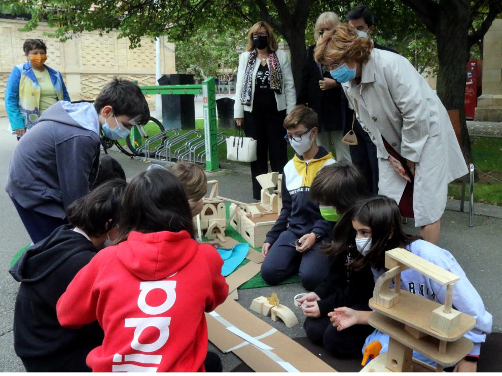 María Victoria Broto con los niños frente al Centro Cultural Manuel Benito Moliner