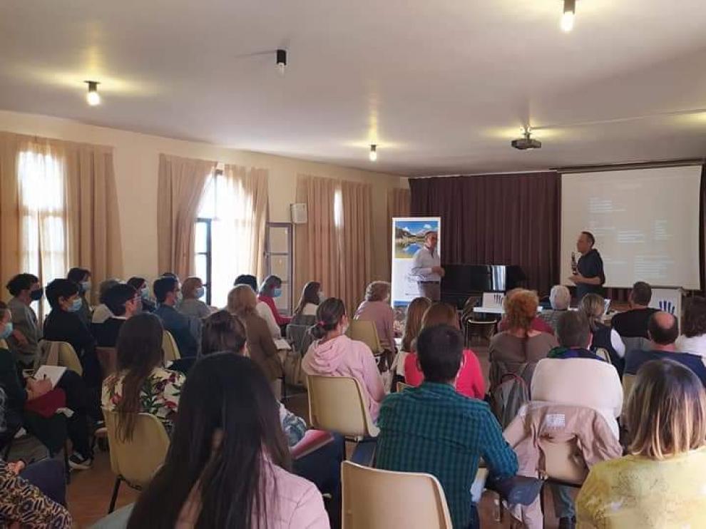 Un centenar de personas participaron en la Jornada contra las Adicciones en Benabarre.
