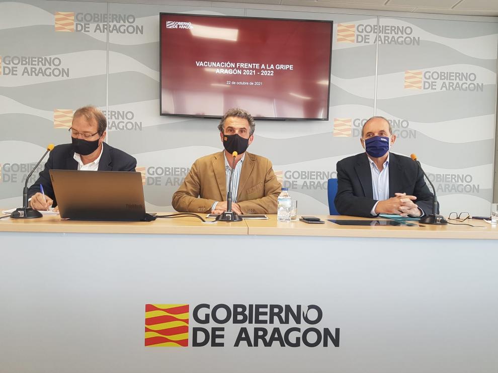 El director general de Salud Pública, Francisco Javier Falo, en rueda de prensa acompañado por el jefe de servicio de Promoción y Prevención, Luis Gascón; y el responsable de Atención Primaria del Salud, Javier Marzo.