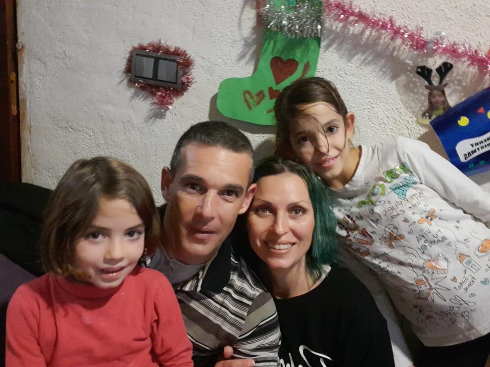 Javier Villanueva y Elena Vasileva, con sus hijas Leyre y Laia.