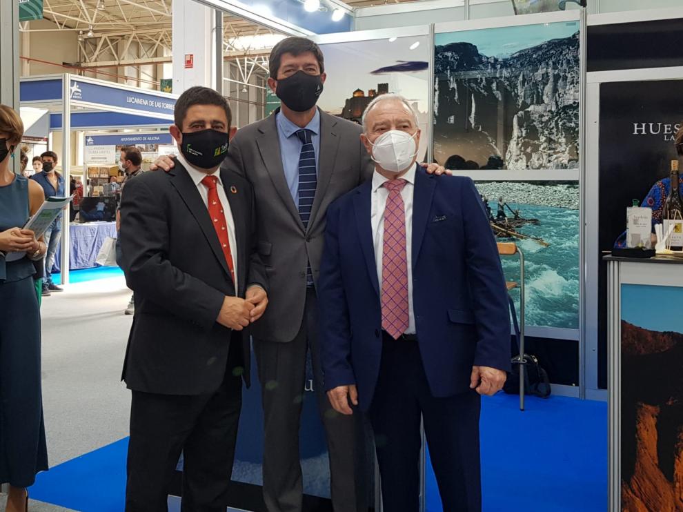 Gracia, a la izquierda de la imagen, durante su visita a la Feria de Jaén.
