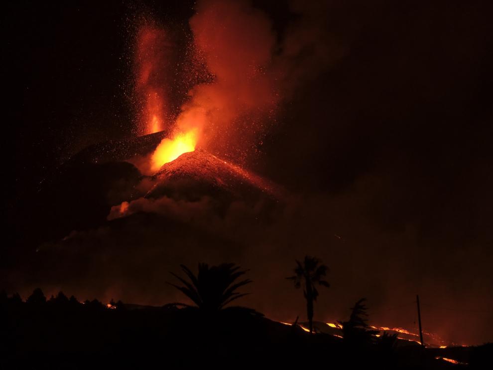 El volcán de La Palma la noche de este jueves.