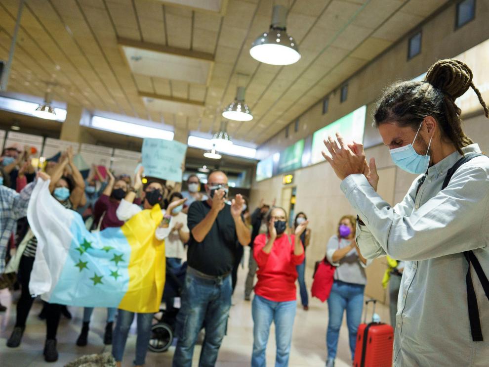 Alberto Rodríguez era recibido por más de un centenar de personas a su llegada a Tenerife.