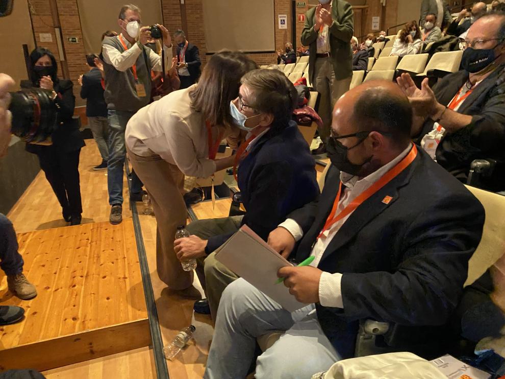 Elena Allué felicita a Arturo Aliaga, este sábado en el Congreso del PAR en Zaragoza.