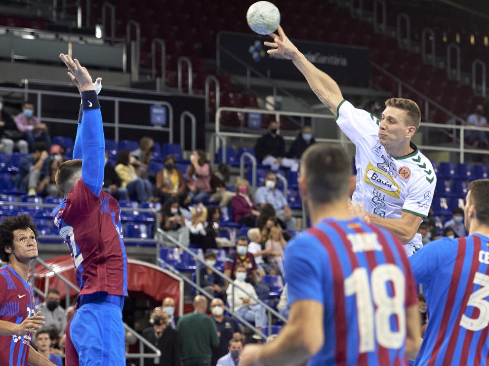 Janez Guek lanza a portería