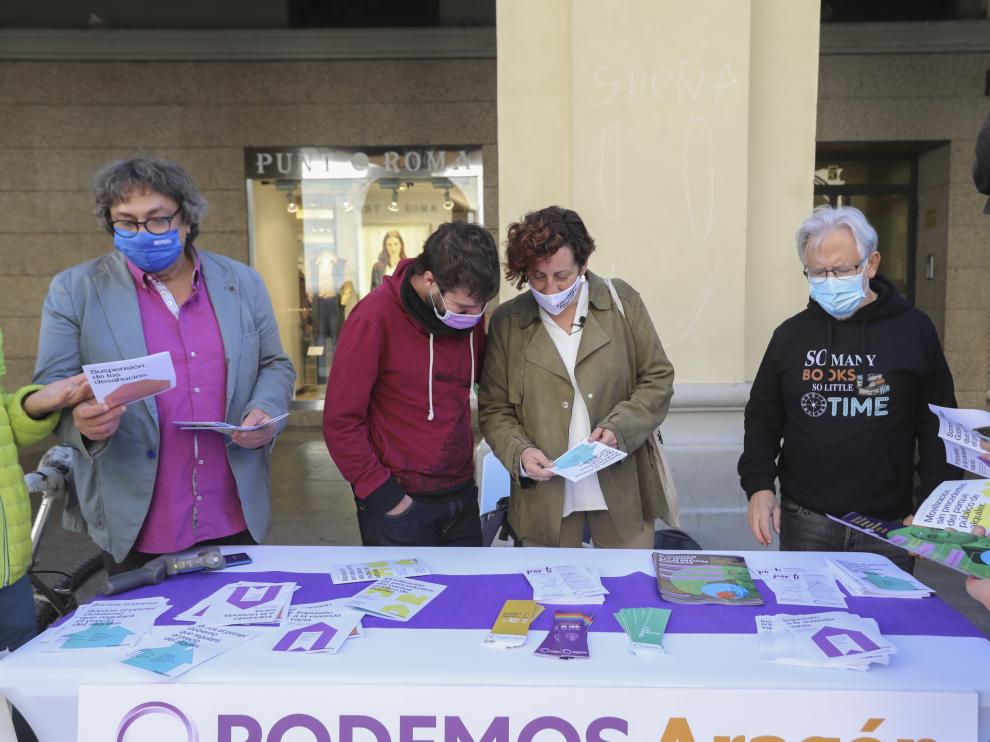 Guillermo Boix y Marta de Santos, en la mesa instalada por Podemos en los Porches.